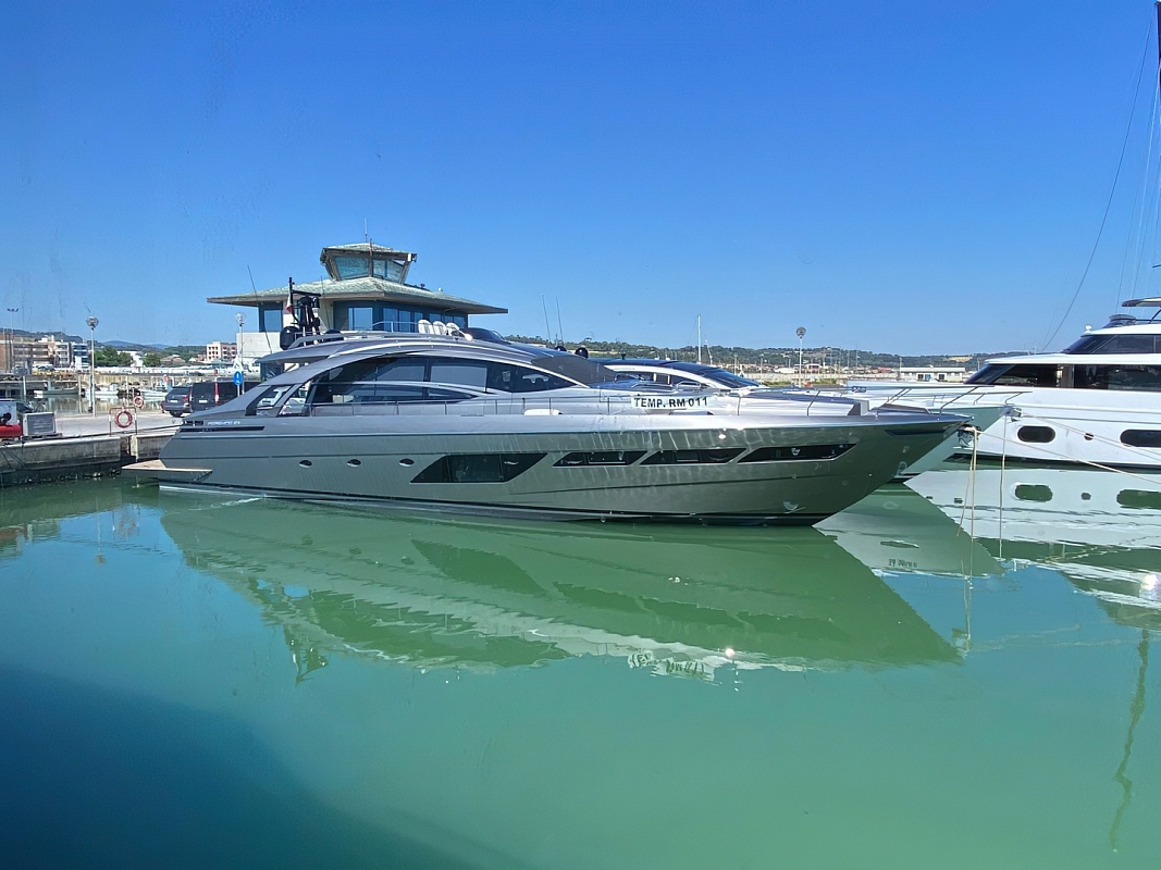 Продается моторная яхта PERSHING 8X 2022г.